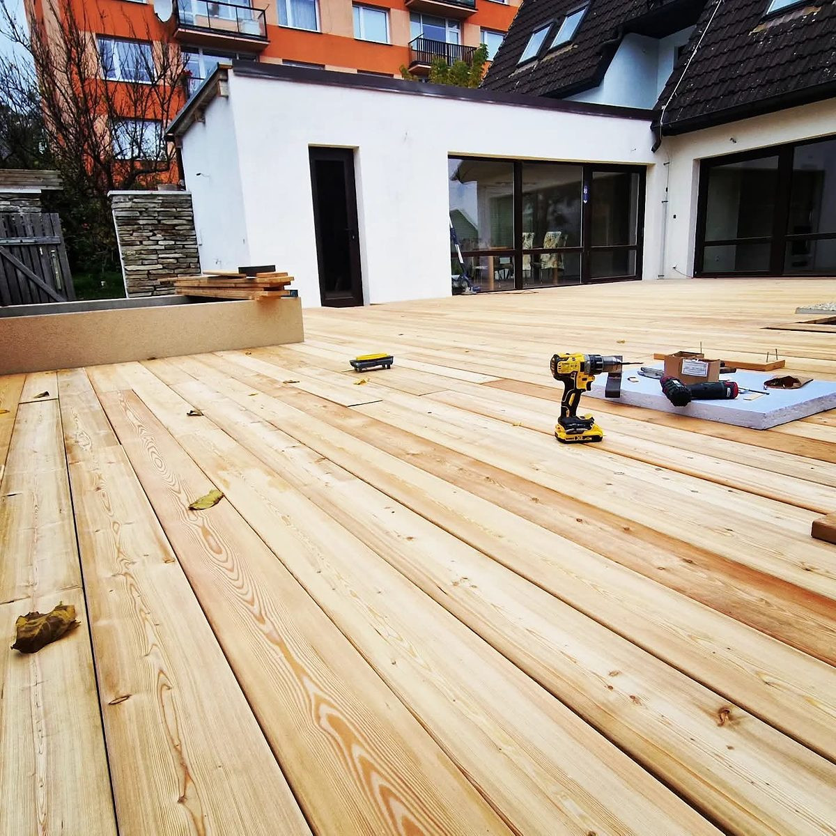 Nová dřevěná terasa s modřínovými prkny u moderního rodinného domu