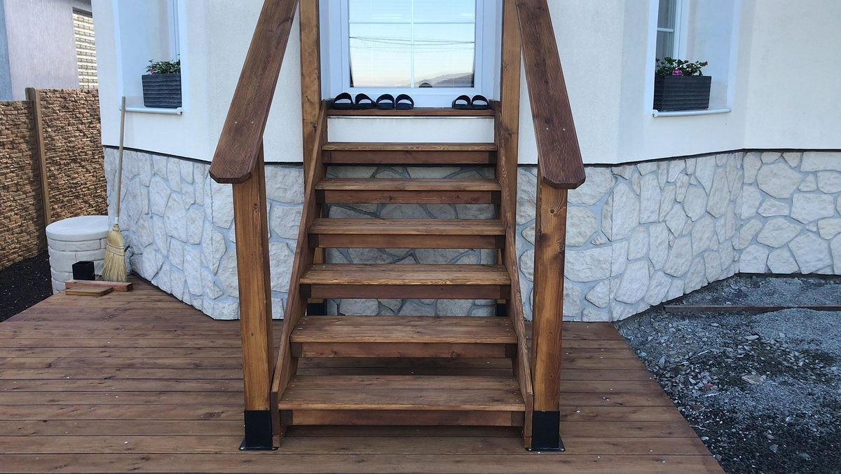 Dřevěné schodiště z terasy k domu