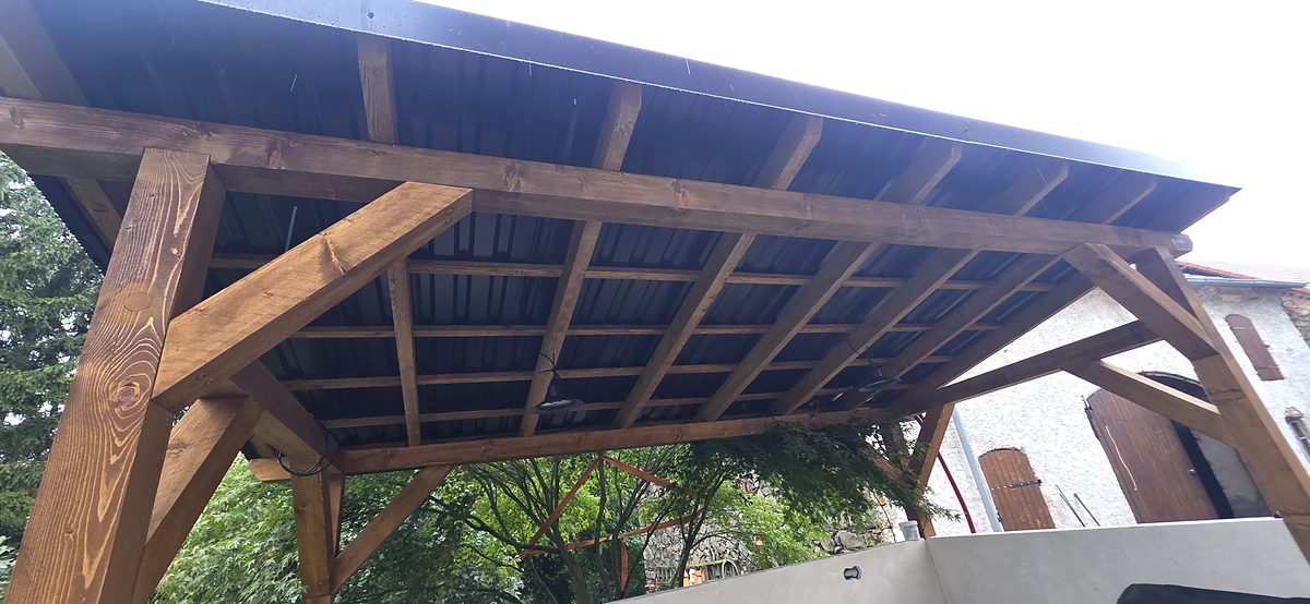 Dřevěná konstrukce zastřešení – pohled do krovu