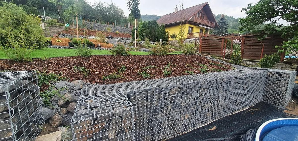 Gabionová opěrná zeď ve svahu s výsadbou