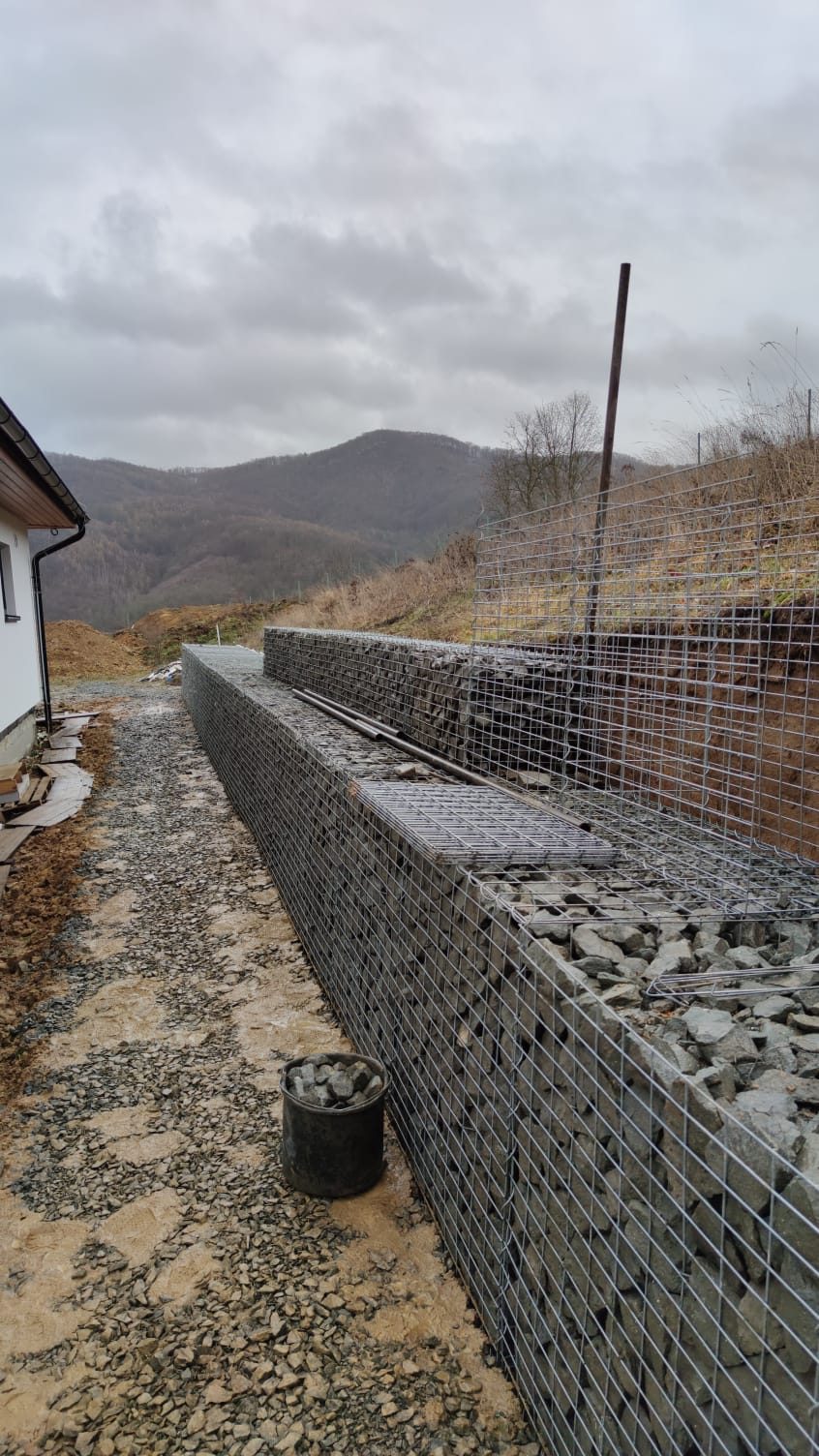 Gabionová opěrná zeď ve svahu za rodinným domem