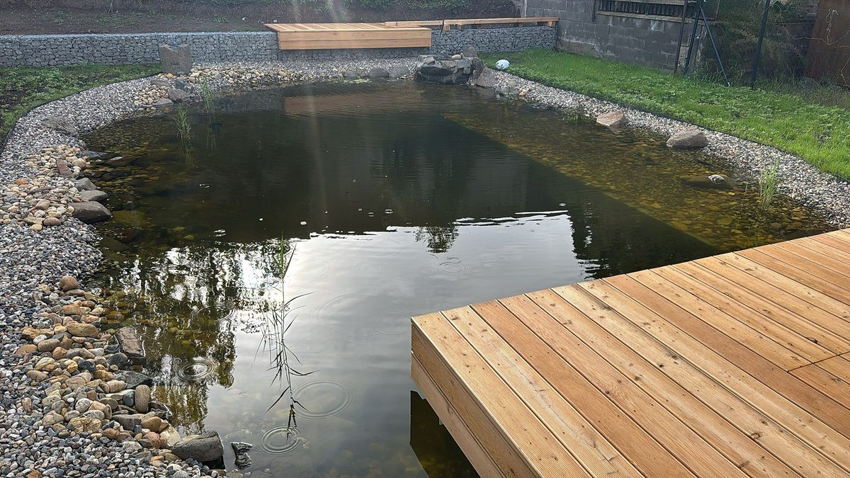 Dřevěná terasa u koupacího jezírka