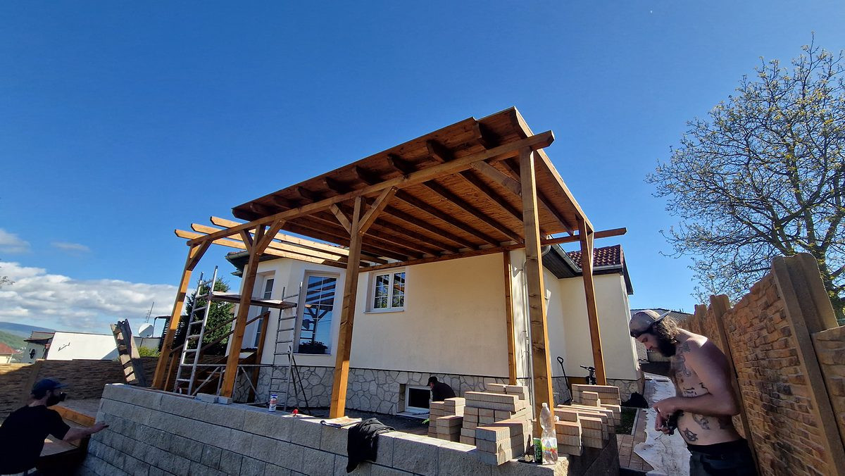 Dřevěná pergola a zastřešení u rodinného domu