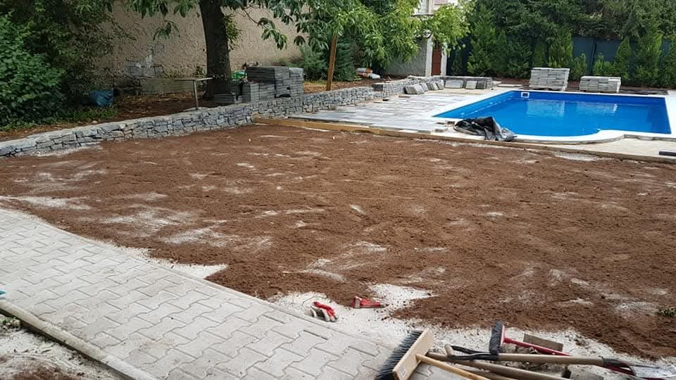 Urovnaná pláň pro trávník u bazénu a nová dlažba