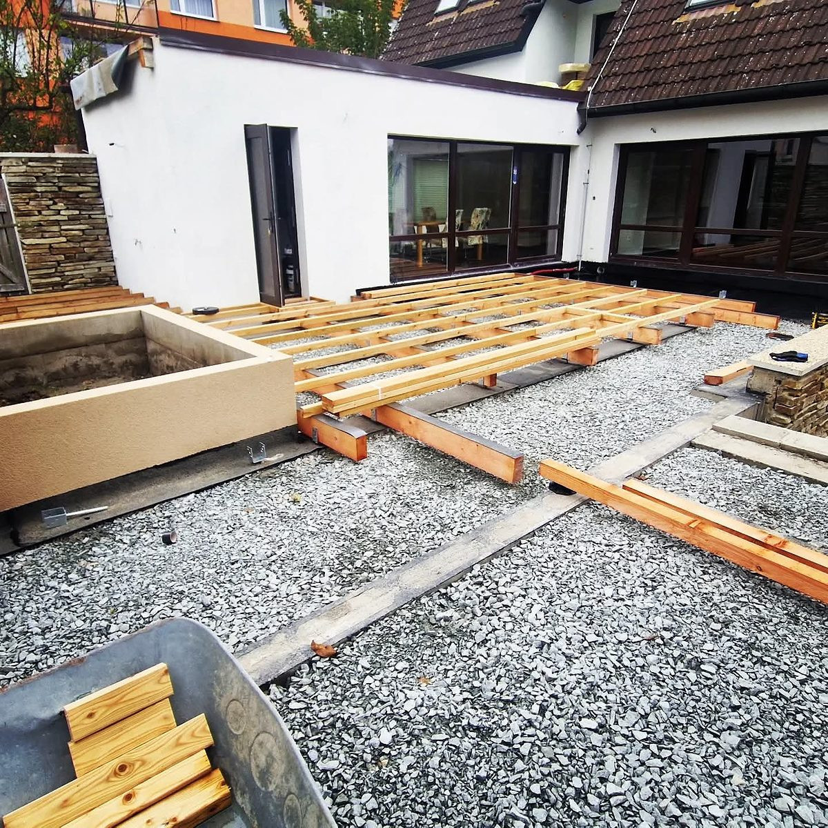 Nosný rošt terasy na štěrkovém podsypu