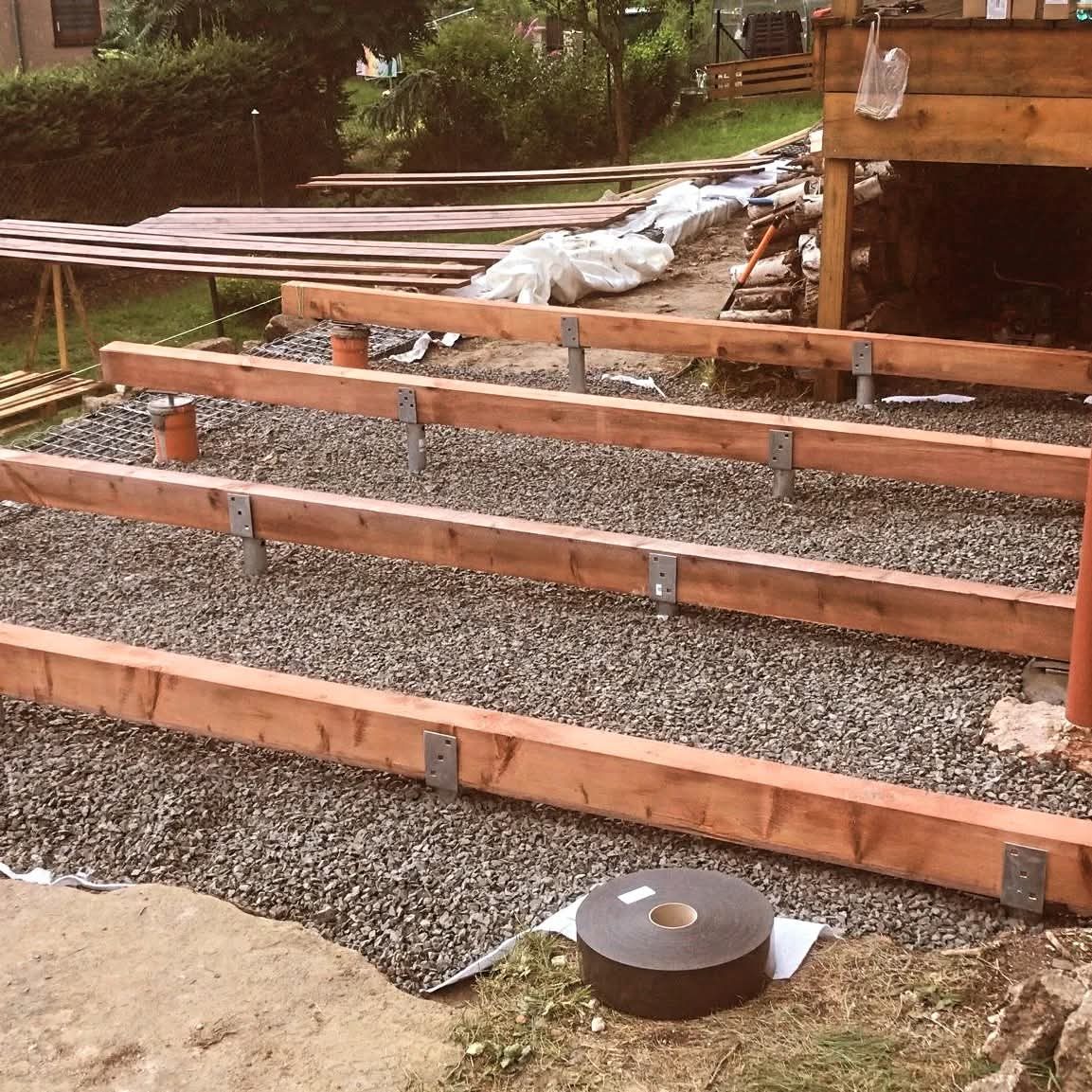 Dřevěný nosný rošt terasy na štěrkovém loži