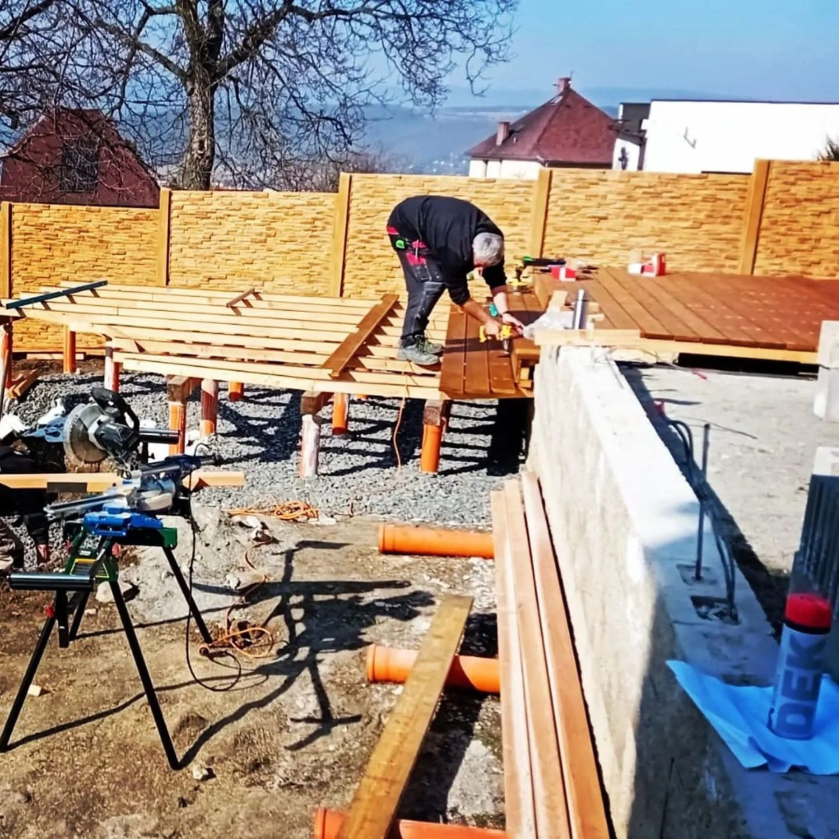 Stavba dřevěné terasy na betonové zídce