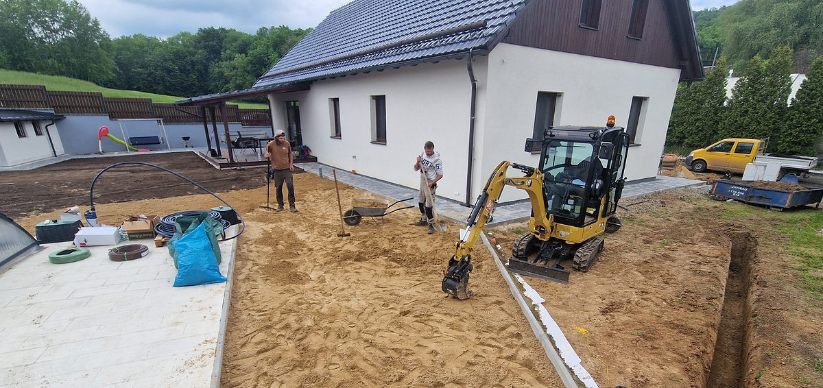Zemní práce minibagrem a výkopy pro rozvody u novostavby – stavební práce North Garden